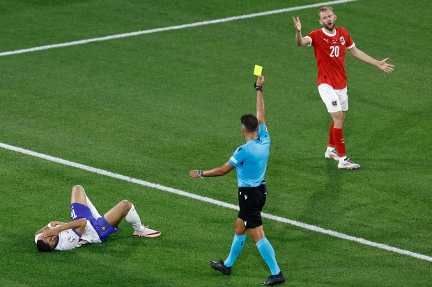 Chùm ảnh: Mbappe gãy xương mũi, phải đeo mặt nạ ở EURO 2024 