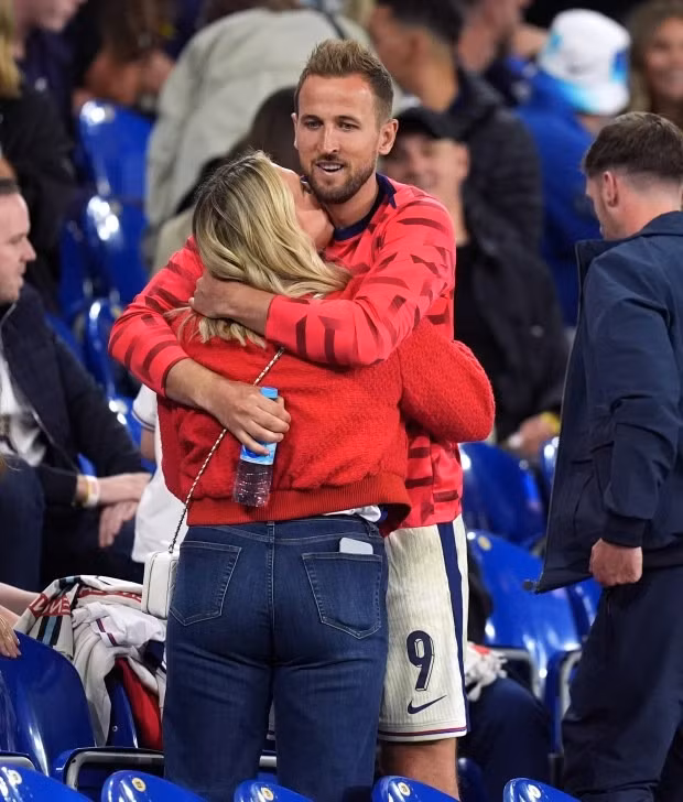 Hình ảnh cực tình của tuyển thủ Anh với vợ và bạn gái trên khái đài EURO 2024