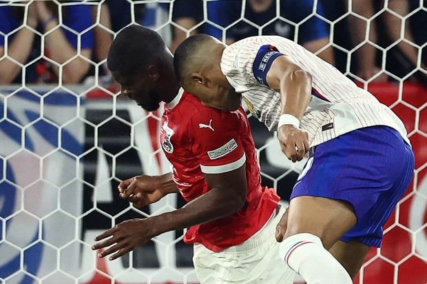 Chùm ảnh: Mbappe gãy xương mũi, phải đeo mặt nạ ở EURO 2024 