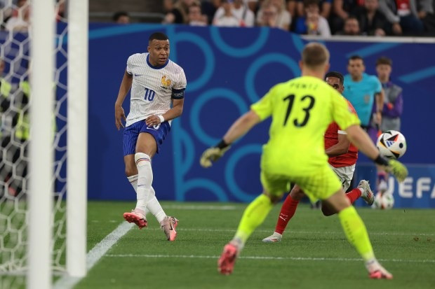 Chùm ảnh: Mbappe gãy xương mũi, phải đeo mặt nạ ở EURO 2024 