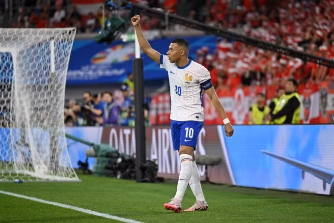 Chùm ảnh: Mbappe gãy xương mũi, phải đeo mặt nạ ở EURO 2024 