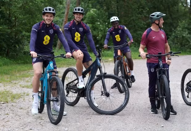 Tuyển thủ Anh thư giãn lạ sau trận thắng nhọc nhằn Serbia