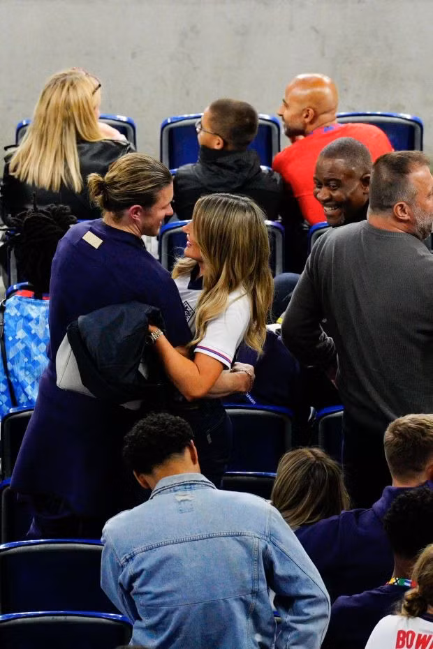 Hình ảnh cực tình của tuyển thủ Anh với vợ và bạn gái trên khái đài EURO 2024