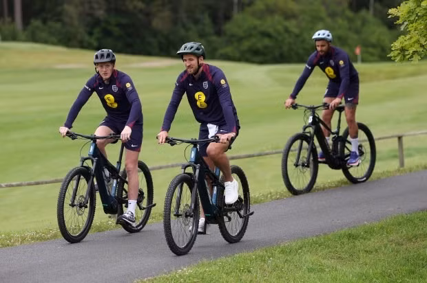 Tuyển thủ Anh thư giãn lạ sau trận thắng nhọc nhằn Serbia