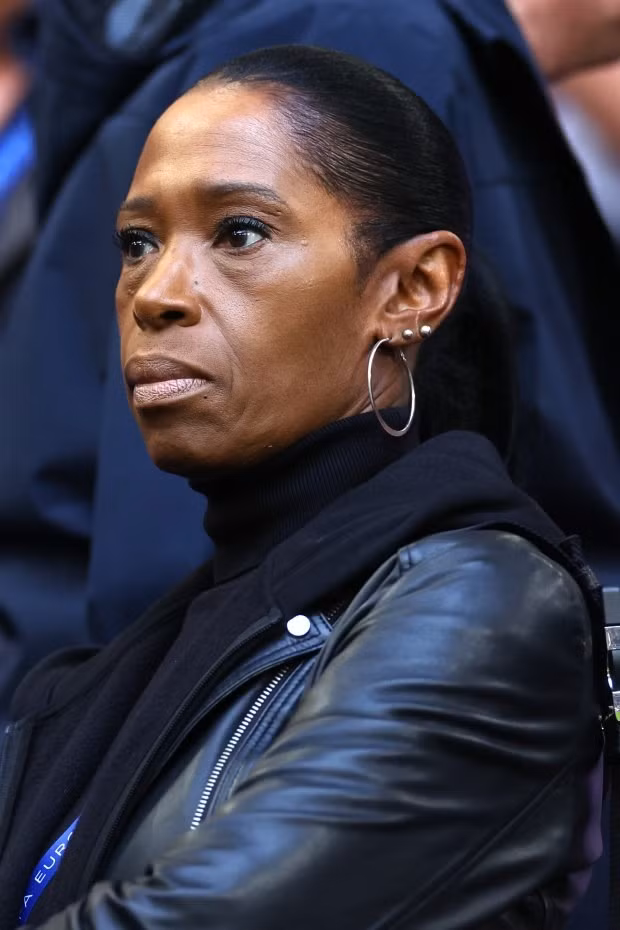 Hình ảnh cực tình của tuyển thủ Anh với vợ và bạn gái trên khái đài EURO 2024