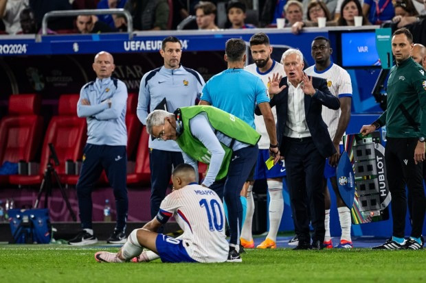 Chùm ảnh: Mbappe gãy xương mũi, phải đeo mặt nạ ở EURO 2024 