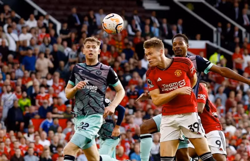 Chùm ảnh Man Utd thắng ngược Brentford trong 4 phút bù giờ