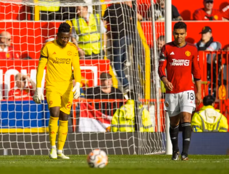 Chùm ảnh Man Utd thắng ngược Brentford trong 4 phút bù giờ