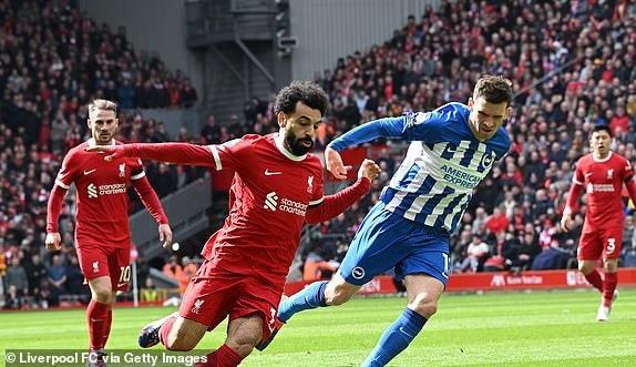 Liverpool ngược dòng thắng Brighton, chiếm ngôi đầu Ngoại hạng Anh 