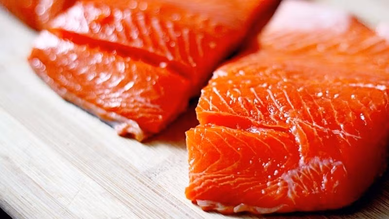 Các loại cá béo có nhiều axit béo omega 3 có liên quan đến tác dụng giảm các triệu chứng lo âu và trầm cảm. Top thực phẩm nên bổ sung giúp giảm stress hiệu quả