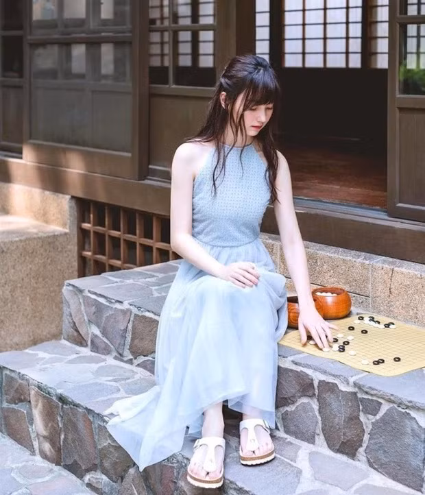 Kỳ thủ Joanne Missingham hay còn được biết đến với biệt danh Hắc Gia Gia, sinh năm 1994, bình thản khi chơi cờ vây, có thể ngồi yên 8 tiếng đồng hồ. Kỳ thủ xinh đẹp như bước ra từ truyện tranh