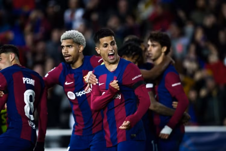 </strong> <strong> Barcelona:</strong> Gã khổng lồ xứ Catalan giành vé vào vòng knock-out khi đang sở hữu 12 điểm ở bảng H. Điểm mặt 14 đội vào vòng knock-out Champions League