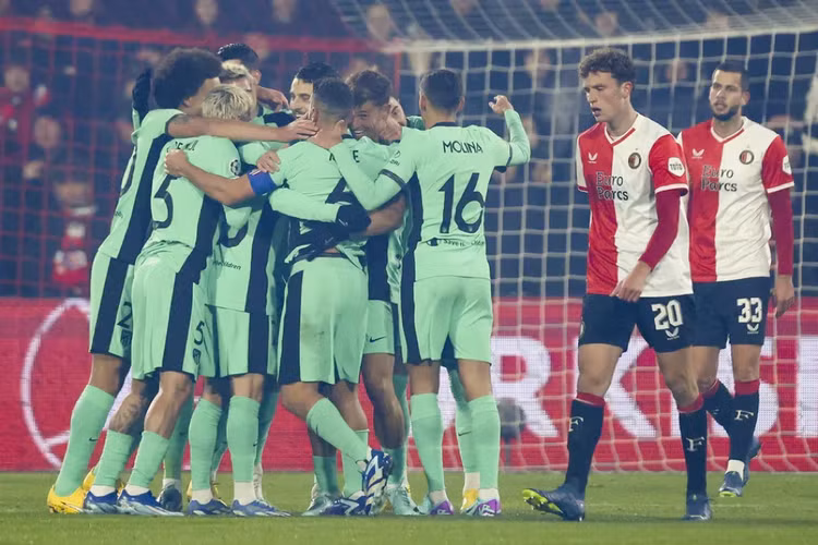 </strong> <strong> Atletico Madrid</strong>: Đại diện Tây Ban Nha đang có 11 điểm, cầm chắc vé đi tiếp tại bảng E Champions League.<br/> <strong> Điểm mặt 14 đội vào vòng knock-out Champions League