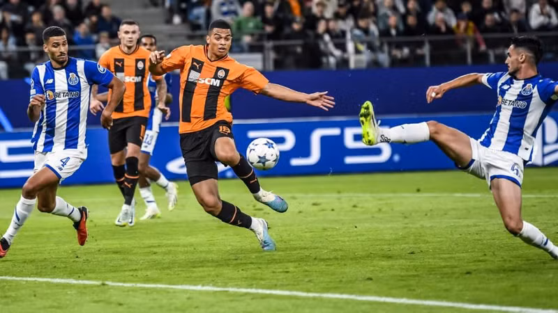 Tấm vé còn lại của bảng H sẽ là cuộc cạnh tranh giữa Porto và Shakhtar Donetsk khi đang cùng có 9 điểm. Điểm mặt 14 đội vào vòng knock-out Champions League
