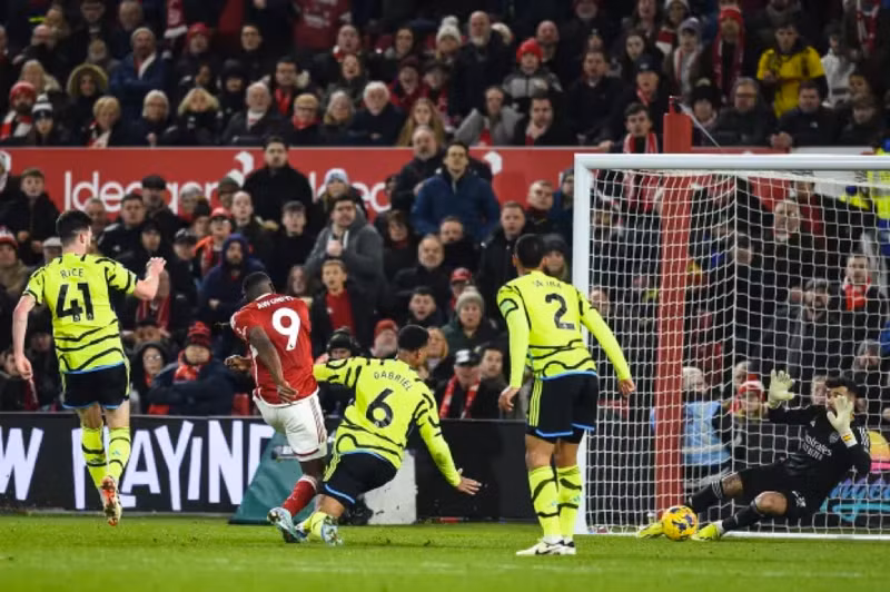 Taiwo Awoniyi ghi bàn thắng muộn cho Nottingham Forest. Arsenal vượt mặt Man City, Aston Villa chấm dứt kỷ lục sân nhà