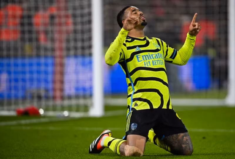 Tiền đạo người Brazil ăn mừng bàn thắng. Arsenal vượt mặt Man City, Aston Villa chấm dứt kỷ lục sân nhà