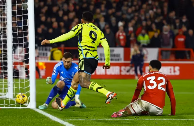 Gabriel Jesus mở tỉ số cho đội khách Arsenal ở phút 65. Arsenal vượt mặt Man City, Aston Villa chấm dứt kỷ lục sân nhà