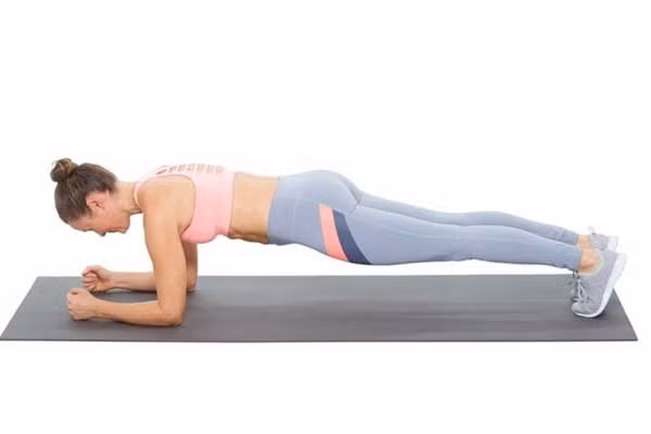 Plank nâng tay không chỉ có tác dụng giúp giảm mỡ vùng bụng mà còn giúp phát triển được vùng ngực. Tư thế tập luyện khiến vòng một của chị em siêu đẹp