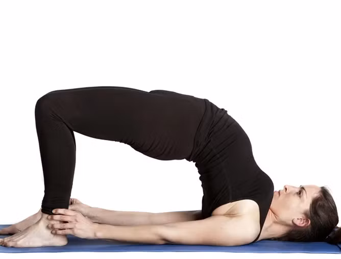 Tư thế cây cầu không chỉ tăng size vòng 1, tư thế này còn tác động vào vòng 3. Tư thế tập luyện khiến vòng một của chị em siêu đẹp