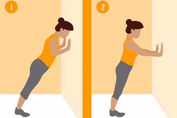Tập bài Push up 45 giây qua việc tận dụng tường nhà, bậc thang cũng giúp vòng 1 thêm săn chắc. Tư thế tập luyện khiến vòng một của chị em siêu đẹp