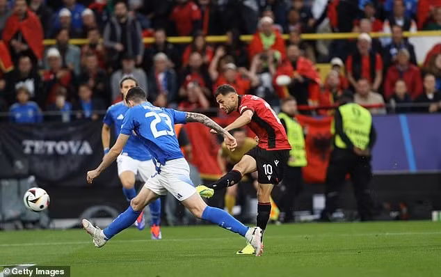 Chùm ảnh: Italia ngược dòng thắng Abania 