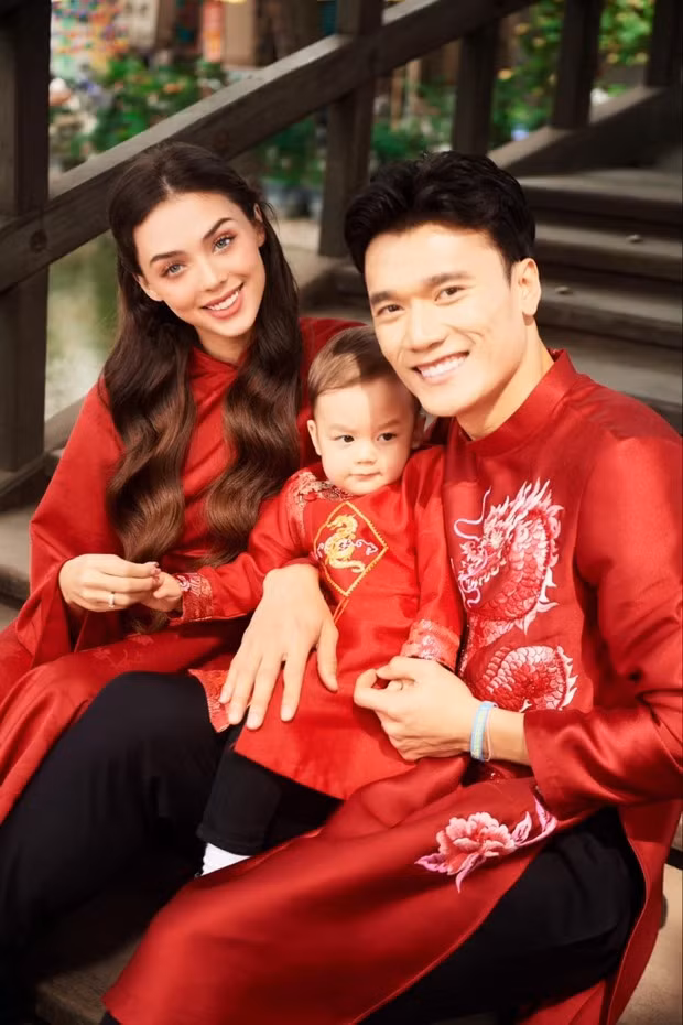 Gia đình Bùi Tiến Dũng hạnh phúc đón xuân trong trong phục áo dài truyền thống Việt Nam. Nàng WAG Dianka 'gây sốt' với trang phục truyền thống của người Mường