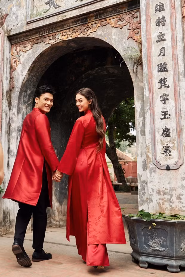 Bùi Tiến Dũng và bà xã Dianka được khen đẹp đôi. "Chúc các bạn ngày càng gặt hái được nhiều thành tựu", một người chúc gia đình thủ môn sinh năm 1997. Bùi Tiến Dũng tung ảnh đón Tết bên vợ xinh đẹp nhận 'mưa' lời khen