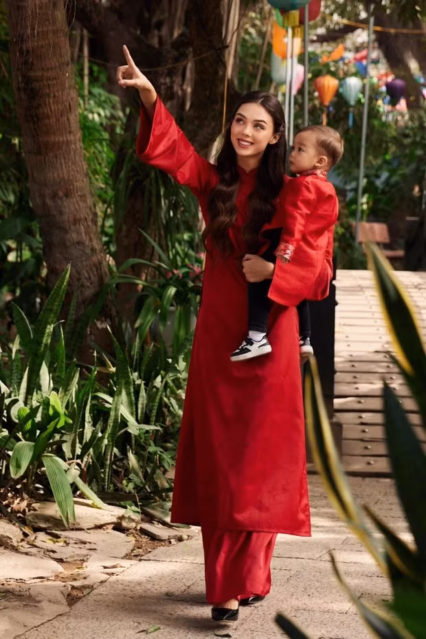 Nàng mẫu Tây đã nhiều lần về thăm quê chồng ở tỉnh Thanh Hoá. Cô vượt qua khác biệt ngôn ngữ và văn hoá để hoà nhập rất tốt, ra dáng cô dâu hiền, đảm đang của gia đình Tiến Dũng. Bùi Tiến Dũng tung ảnh đón Tết bên vợ xinh đẹp nhận 'mưa' lời khen