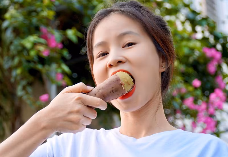 Khoai lang là thực phẩm rất tốt cho người viêm đại tràng, đại tràng co thắt. Top thực phẩm cực tốt, người bị đại tràng nên ăn