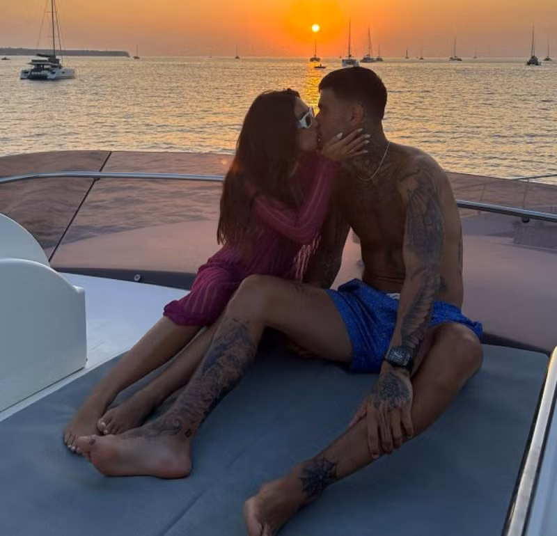 Báo giới Italia cũng chỉ biết Flaminia Appollonia đang hẹn hò với ngôi sao Gianluca Scamacca. Lộ diện các nàng WAGs xinh như mộng của tuyển Italia