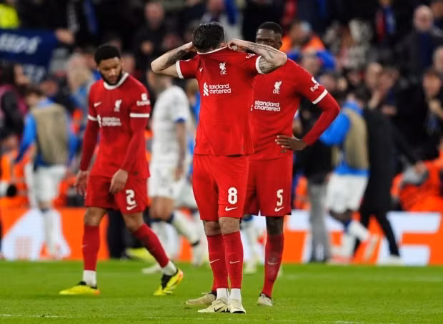 Liverpool thua sốc tại Anfield trước đối thủ bị đánh giá yếu hơn. Thảm bại khiến tham vọng giành cú ăn 3 mùa này của họ tan thành mây khói. Liverpool thảm bại, tan giấc mộng ăn ba