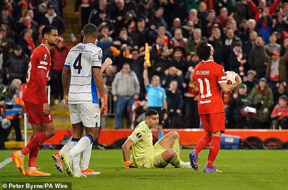 Còn đoàn quân của Jurgen Klopp đã có trận đấu đáng quên trên sân nhà. Liverpool thảm bại, tan giấc mộng ăn ba