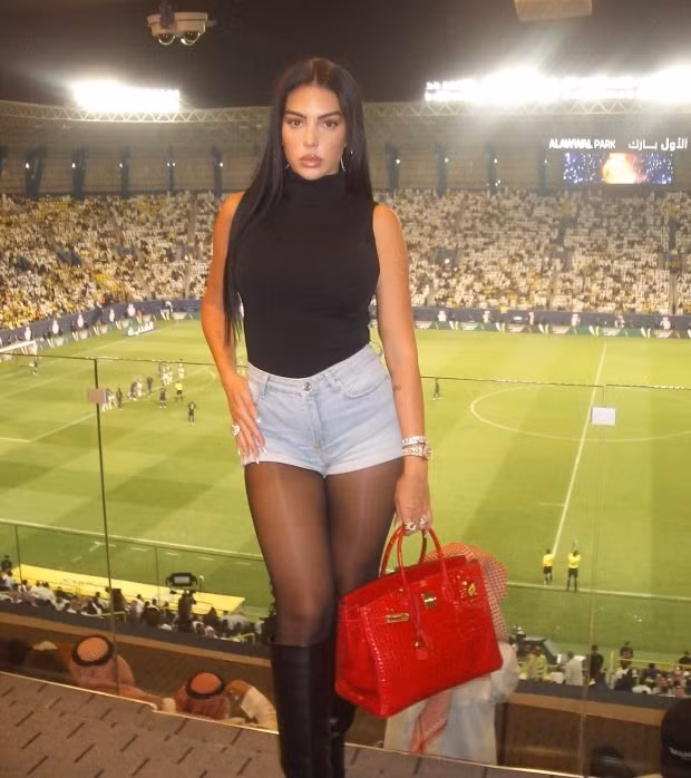 Bạn gái Ronaldo khoe ảnh nóng bỏng trên bãi biển