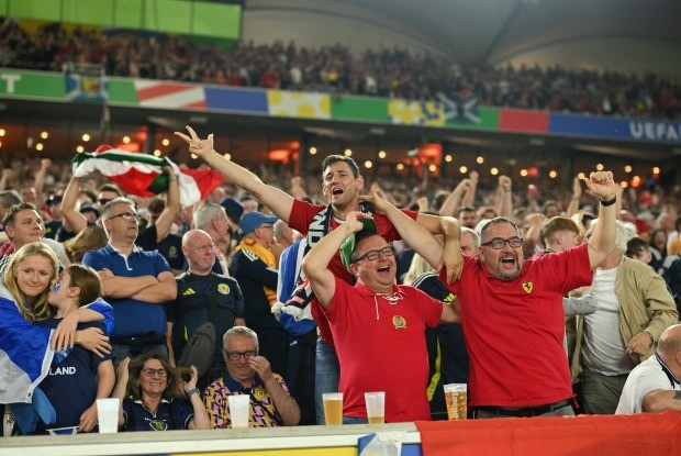Chùm ảnh: Hungary loại Scotland khỏi EURO 2024 