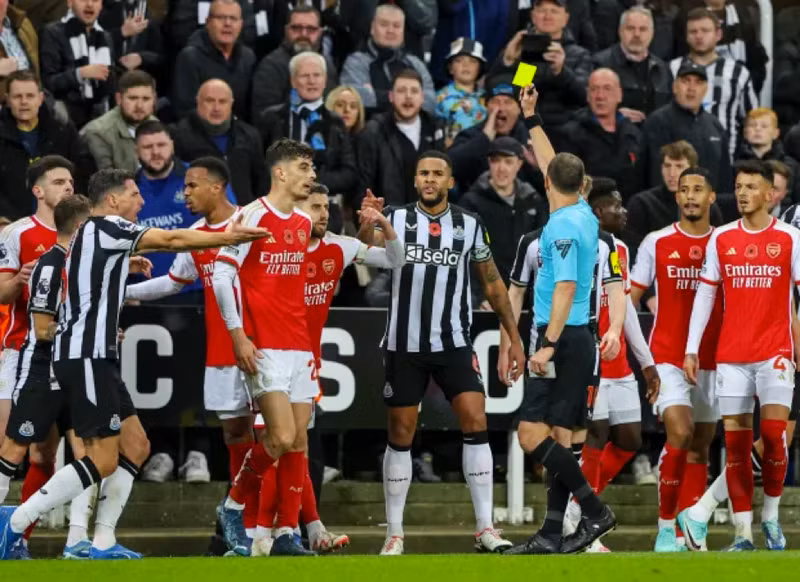 Arsenal thua trận đầu tiên, quyết kiện trọng tài 