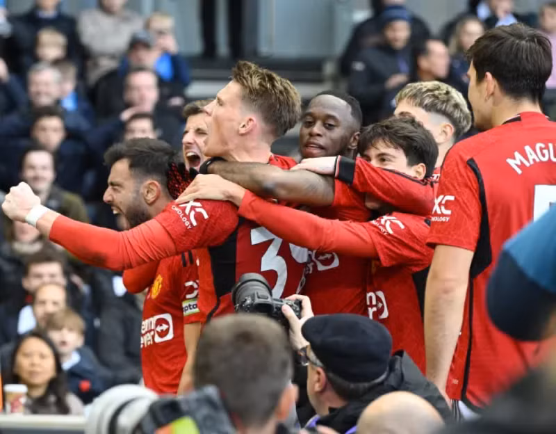 ‘Bão’ tạm lặng ở Man Utd, Man City lên đỉnh bảng