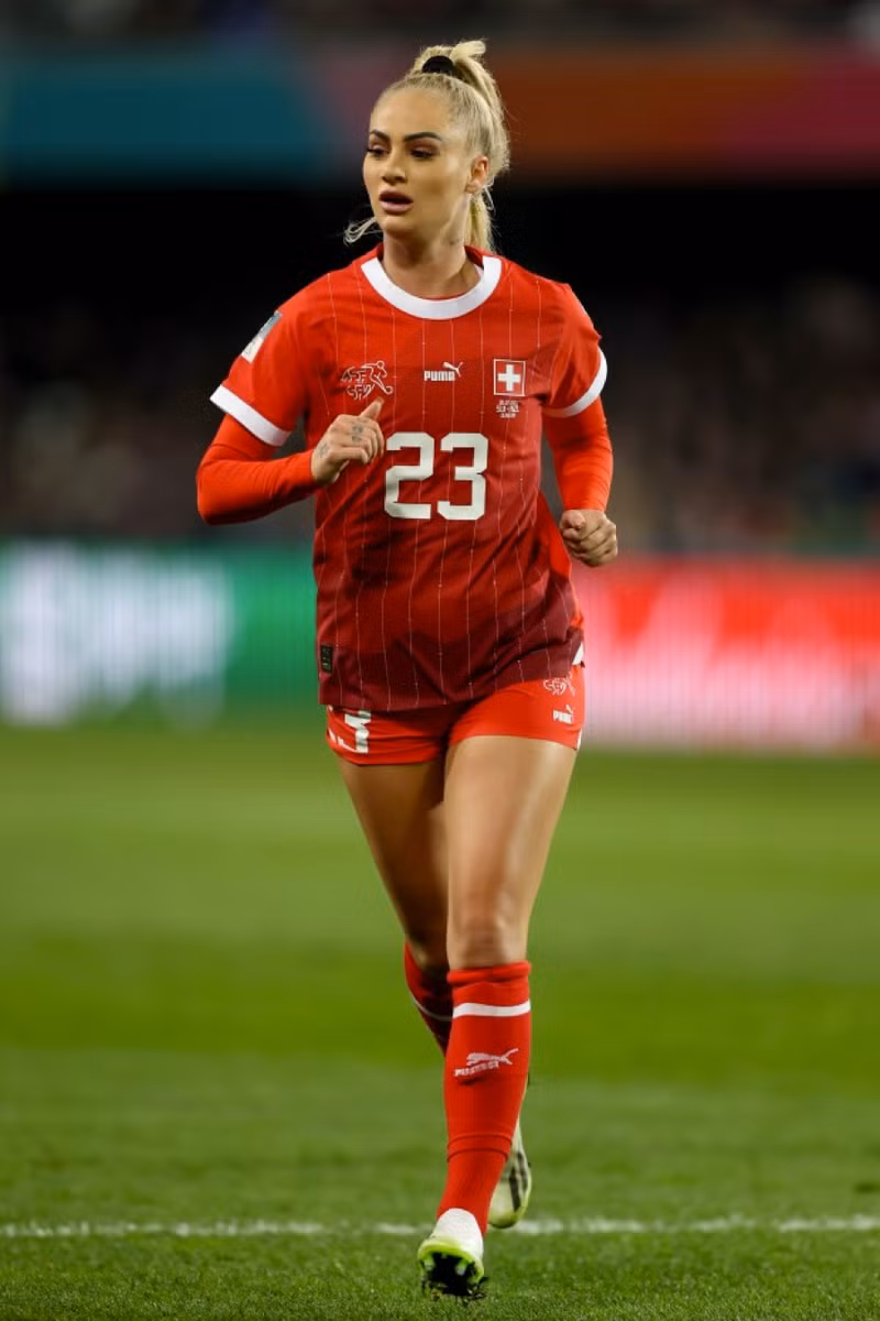 Vóc dáng hoàn hảo của ‘nữ hoàng bóng đá’ có hơn 16 triệu người theo dõi 