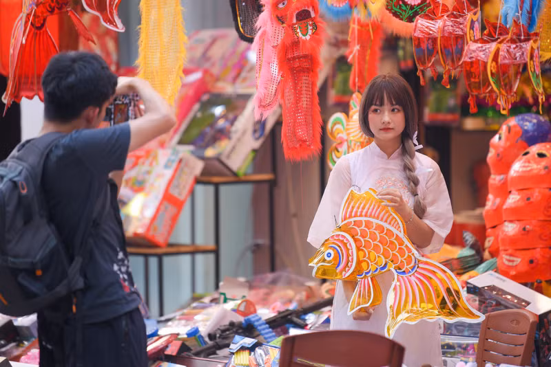 Sắc màu Trung thu 'nhuộm đỏ' phố Hàng Mã