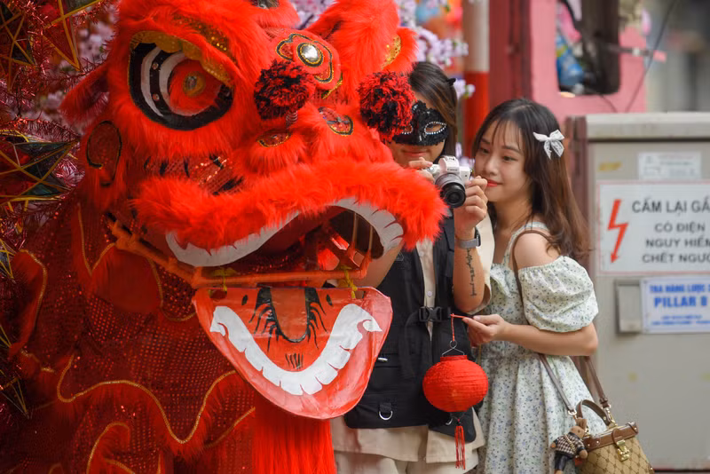 Sắc màu Trung thu 'nhuộm đỏ' phố Hàng Mã