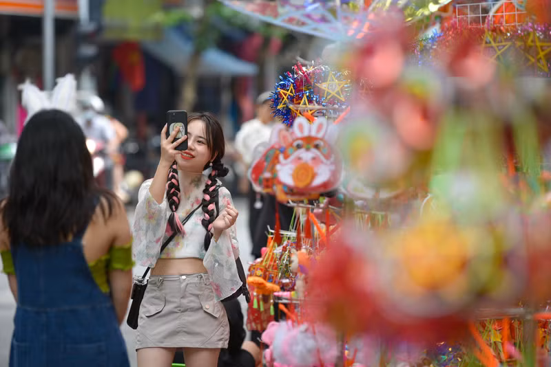 Sắc màu Trung thu 'nhuộm đỏ' phố Hàng Mã