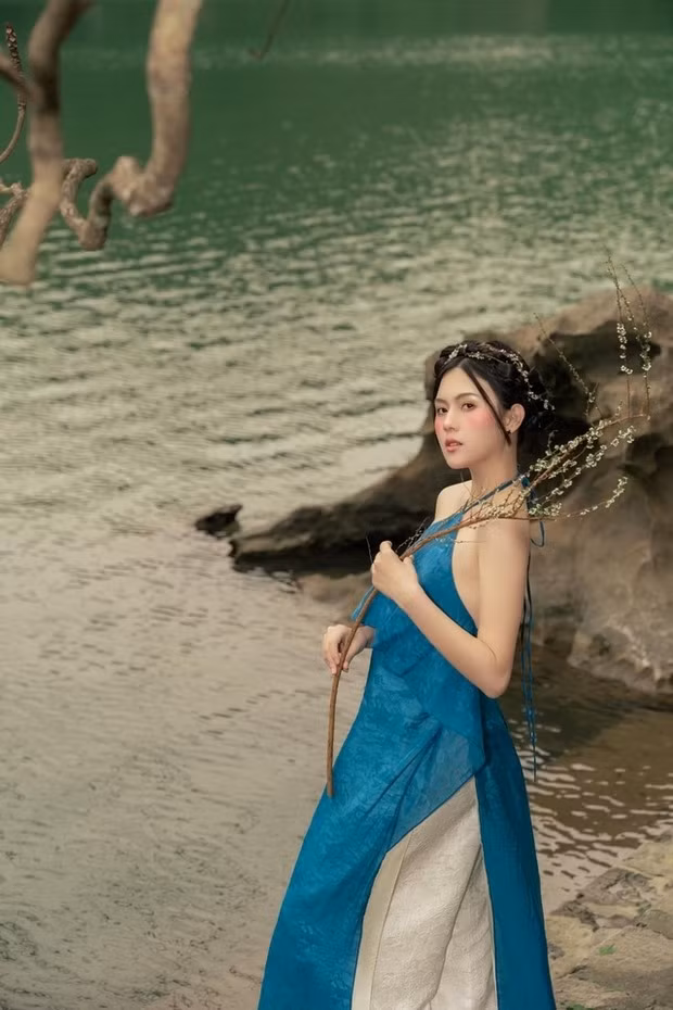 Thành Chung và hot girl Tố Uyên là một trong những cặp đôi đình đám của làng bóng đá Việt Nam được nhiều người yêu mến. Vợ khoe ảnh xinh lung linh đón Tết, Thành Chung phản ứng bất ngờ