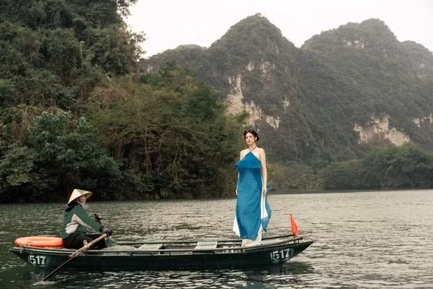 Dưới bài đăng của bà xã, ngôi sao bóng đá Thành Chung hóm hỉnh bình luận: "Anh đã suy nghĩ đến việc mở tiệm thời trang, chứ mẫu như này mà không mở thì thật là phí". Vợ khoe ảnh xinh lung linh đón Tết, Thành Chung phản ứng bất ngờ