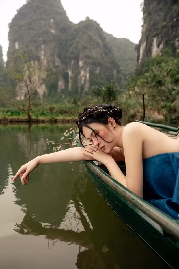 Bà xã Tố Uyên bỗng 'hóa nàng thơ' khiến Thành Chung có phản ứng bất ngờ nhưng cũng đầy thú vị. Vợ khoe ảnh xinh lung linh đón Tết, Thành Chung phản ứng bất ngờ