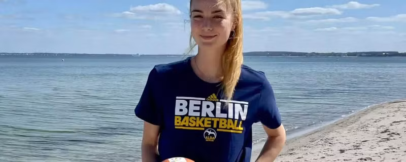 Vóc dáng tuyệt đẹp của ngôi sao bóng rổ 'quyến rũ nhất thế giới'