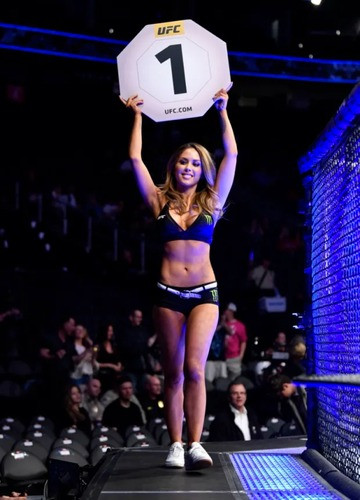 Cựu 'Nữ hoàng ring girl' khoe ảnh 'bỏng mắt'