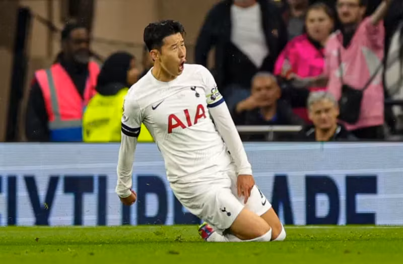 Son Heung-min ghi tuyệt phẩm khiến hai hậu vệ Fulham lao vào nhau