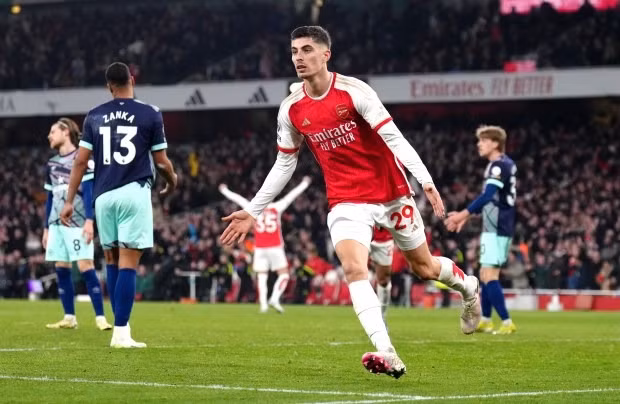 Thủ môn mắc sai lầm khó tin, Arsenal vẫn chiếm ngôi đầu Ngoại hạng Anh 