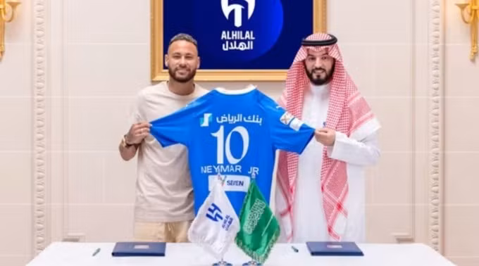 Còn đây là hình ảnh Neymar khi ký hợp đồng thi đấu cho Al-Hilal năm 2023. Neymar bị ‘ném đá’ trong ngày sinh nhật con gái
