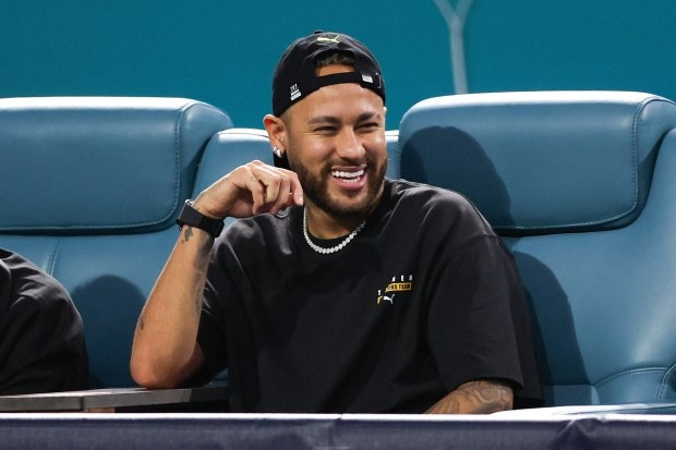 Neymar bị ‘ném đá’ trong ngày sinh nhật con gái 