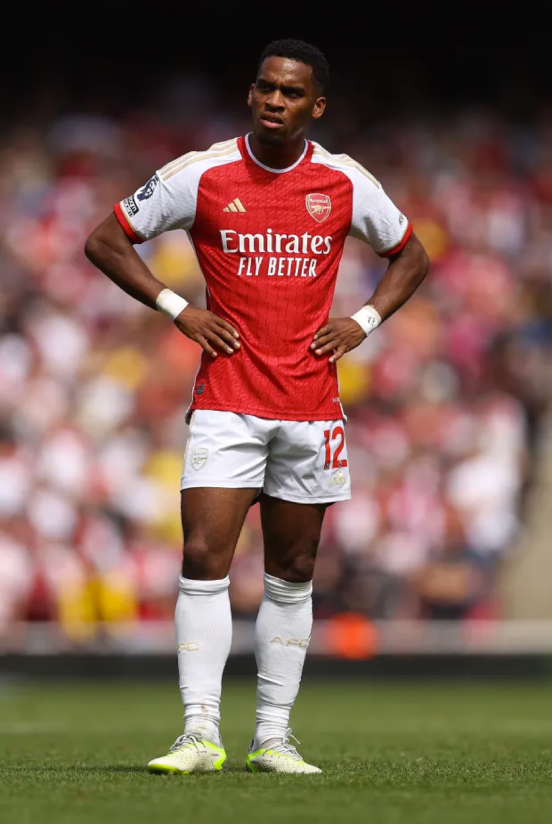 Jurrien Timber của Arsenal cũng dính chấn thương ngay vòng mở màn mùa giải mới và chưa hẹn ngày trở lại. Lời nguyền hậu vệ cánh trái tại Ngoại hạng Anh